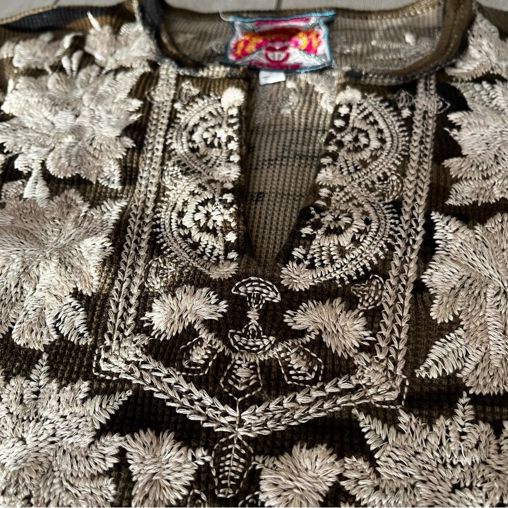 Johnny Was Christina Cotton Camouflage Floral Embroidered Raw Hem Top Size Large - Picture 6 of 13